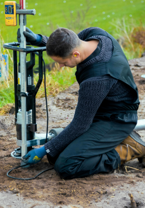 Schroefpaal installatie met machine