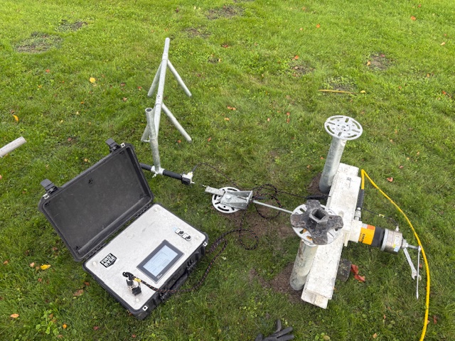 Meetapparatuur en hydrauliek op grasveld