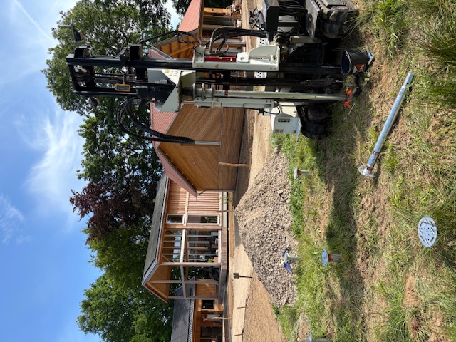 Schroefpaalmachine bij woningbouw