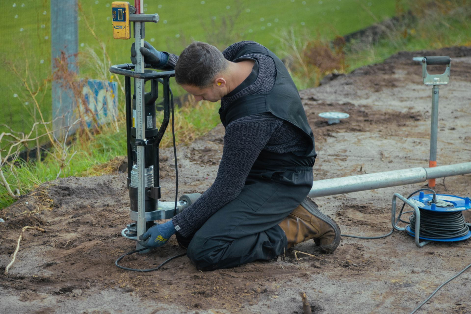 Schroefpaal nauwkeurig waterpas installeren met laser